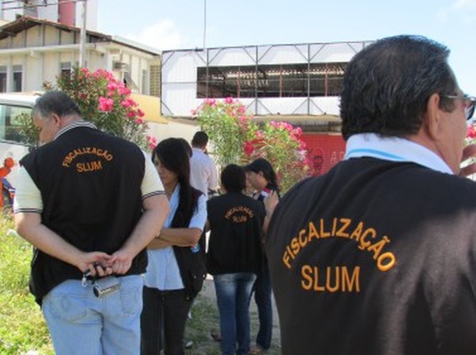 Slum flagra toneladas de lixo acumuladas em hospital