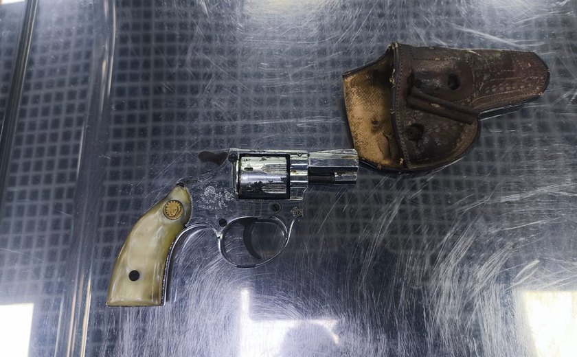 Jovem é flagrado com arma no aeroporto Zumbi dos Palmares