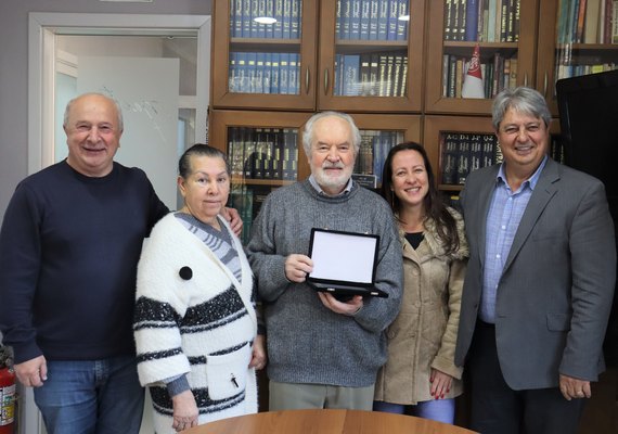 Nestor e vice Luia entregam homenagem para Waldemar Zortéa