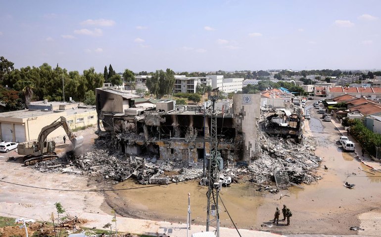 Vídeo: Soldados de Israel ateiam fogo em caminhão de mantimentos na Faixa de Gaza, diz TV