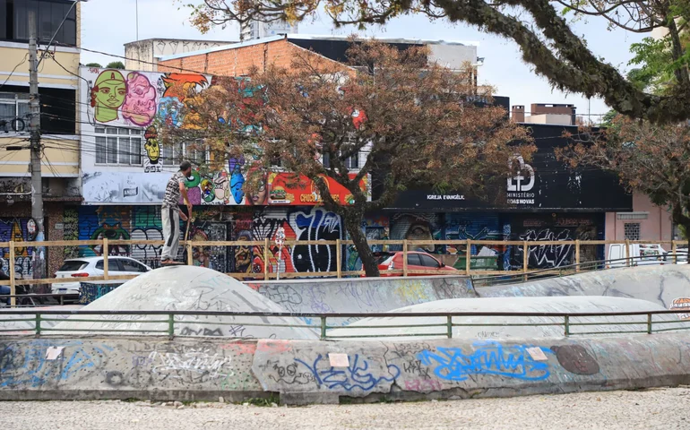 Rebeldia sobre rodas: como o skate tensionou a ordem urbana em Curitiba