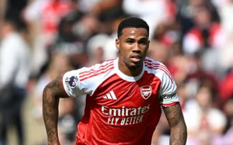 Gabriel Magalhães marca no fim, Arsenal vira sobre o Newcastle e se aproxima do líder Liverpool