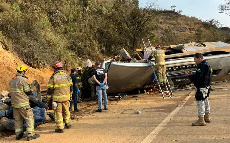 Ônibus com torcedores do Corinthians tomba em Minas e deixa sete mortos