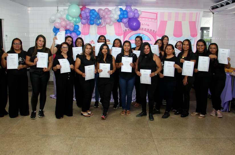 Usuários do Acessuas Trabalho recebem certificado de conclusão em confeitaria