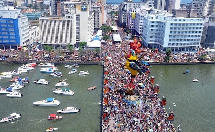 Galo da Madrugada é considerado o maior bloco de rua do mundo