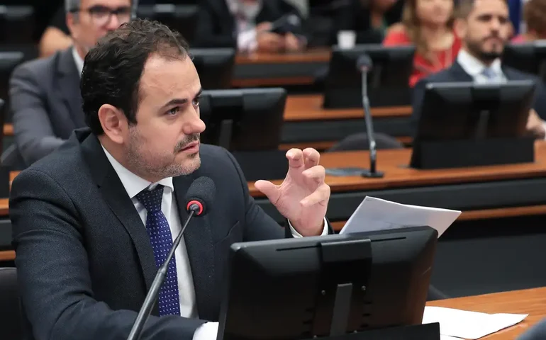 Sob ameaça de cassação, Glauber ocupa cadeira de Motta na Câmara e é retirado à força pela Polícia Legislativa