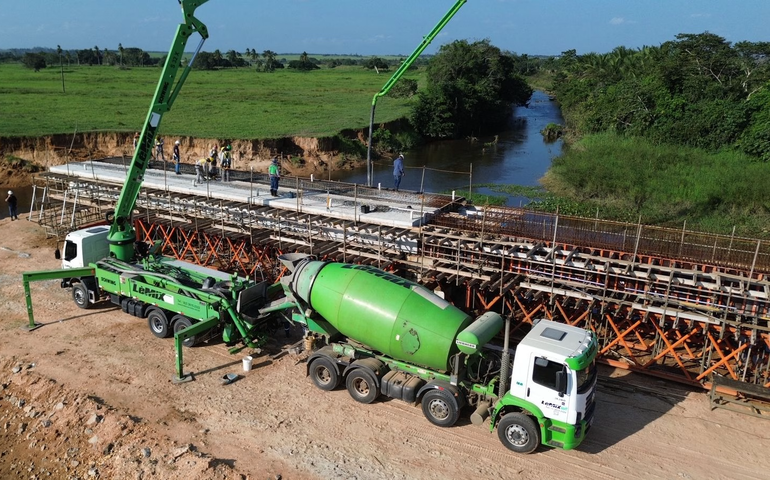 Obra da ponte da Ponta Mofina avança com a concretagem do suporte de sua estrutura