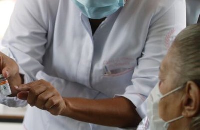 Ministério da Saúde recomenda segunda dose de reforço da vacina Covid-19 para idosos