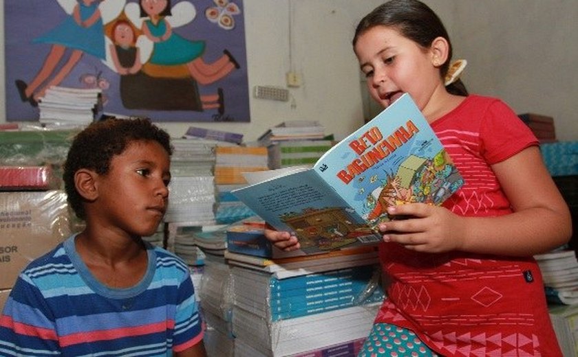 Educação ajuda menina a realizar sonho de montar biblioteca na zona rural