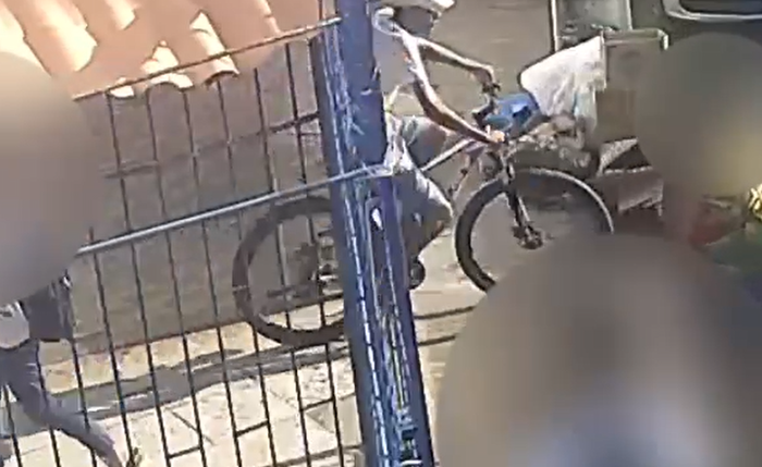 Suspeito foi filmado saindo com bicicleta por volta das 7h12 da manhã Suspeito foi filmado saindo com bicicleta por volta das 7h12 da manhã