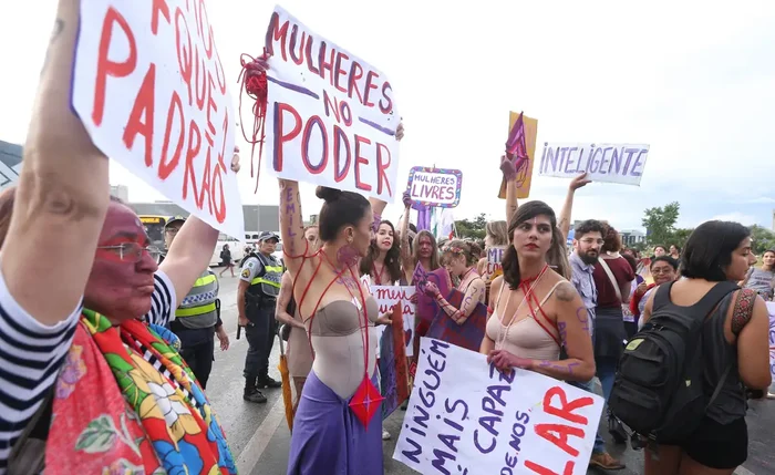 Manifestantes homenageiam vítimas e pedem medidas contra agressões