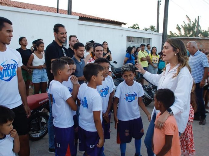Prefeita Ângela Vanessa inaugura quadra e entrega novo veículo para Educação de São José da Laje