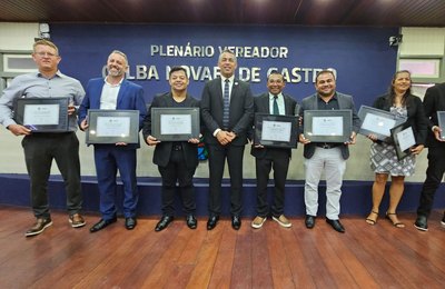 Câmara de Maceió homenageia personalidades com atuação pública e o Centro Educacional Jorge de Lima