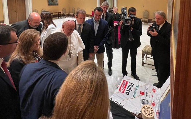 Câmara entrega Prêmio Zilda Arns ao Papa Francisco