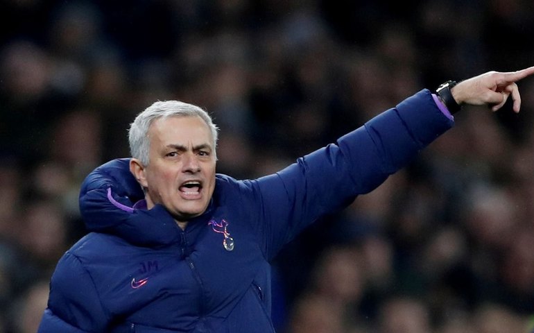 Uefa suspende Mourinho por quatro jogos por xingar árbitro na final da Liga Europa