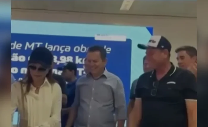 Microfone entrega deputado comemorando obra de R$ 200 milhões