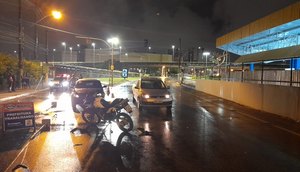 Motociclista com sintomas de embriaguez é detido após provocar colisões em Aracaju / Foto: Foto: CPTran/SE