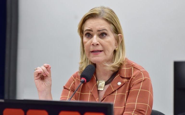 Comissão aprova projeto que prevê campanha de avaliação periódica da saúde da mulher no SUS