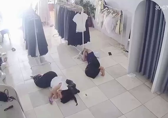 Mulher entra em pânico após rato se esconder dentro de sua calça