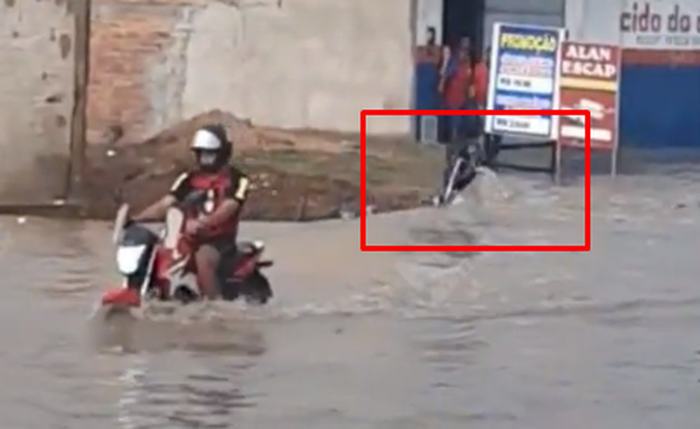 Motociclista foi levado pela água