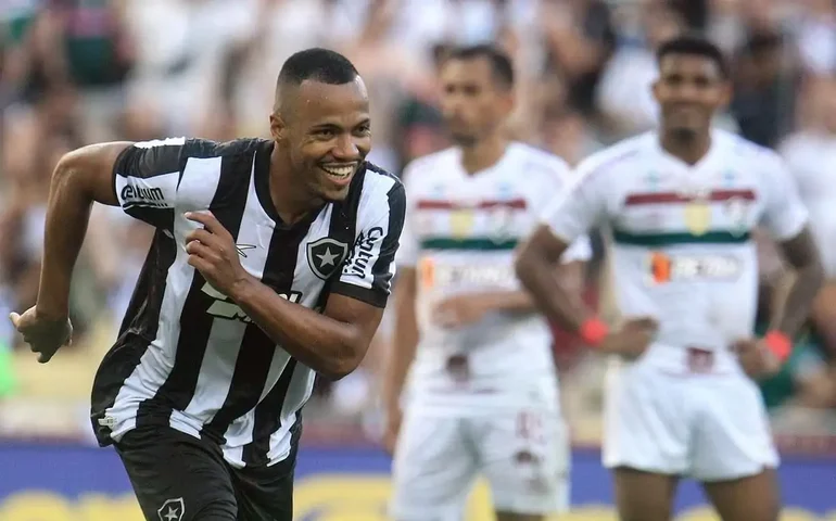 Botafogo bate Flu e fica na esperança de se classificar à semi no RJ
