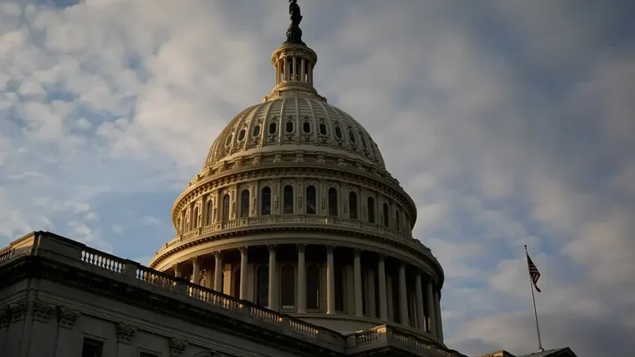 Senado dos EUA inicia maratona de votações para aprovar projeto de lei orçamentário de Trump