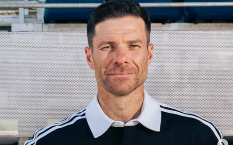 Xabi Alonso minimiza gesto após pênalti perdido por Vini Jr. e reforça: Mbappé segue como cobrador principal