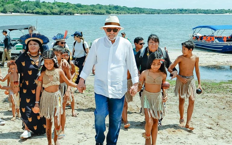 Lula visita aldeia indígena e promete energia para 4,3 mil famílias