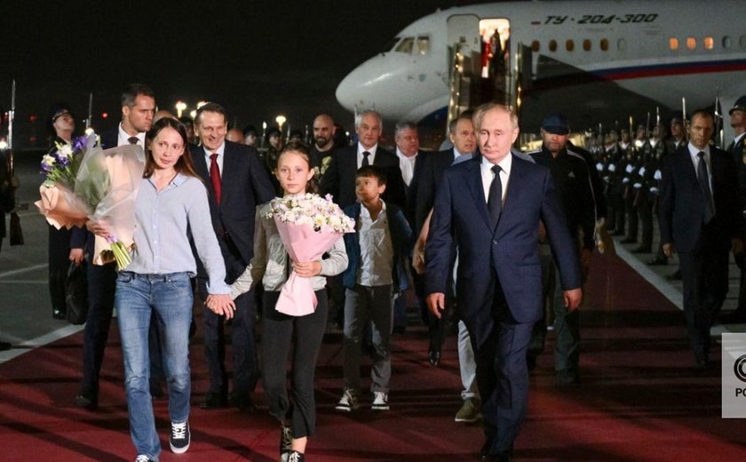 Filhos do casal de espiões russos libertados descobriram sua nacionalidade apenas no voo para Moscou