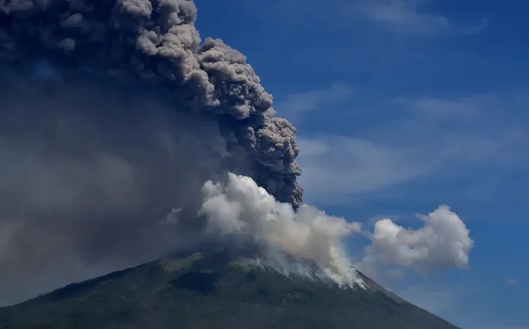 Um dos vulcões mais ativos do mundo volta a entrar em erupção no Havaí