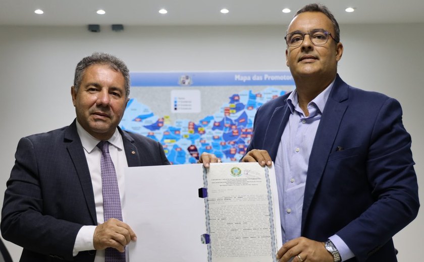 Ministério Público recebe escritura do terreno onde está sendo construída a sede das Promotorias de Justiça de Penedo