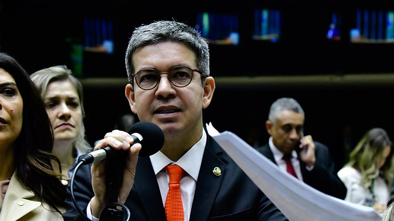 Randolfe diz estar otimista sobre votação do fim da escala 6x1 antes do recesso