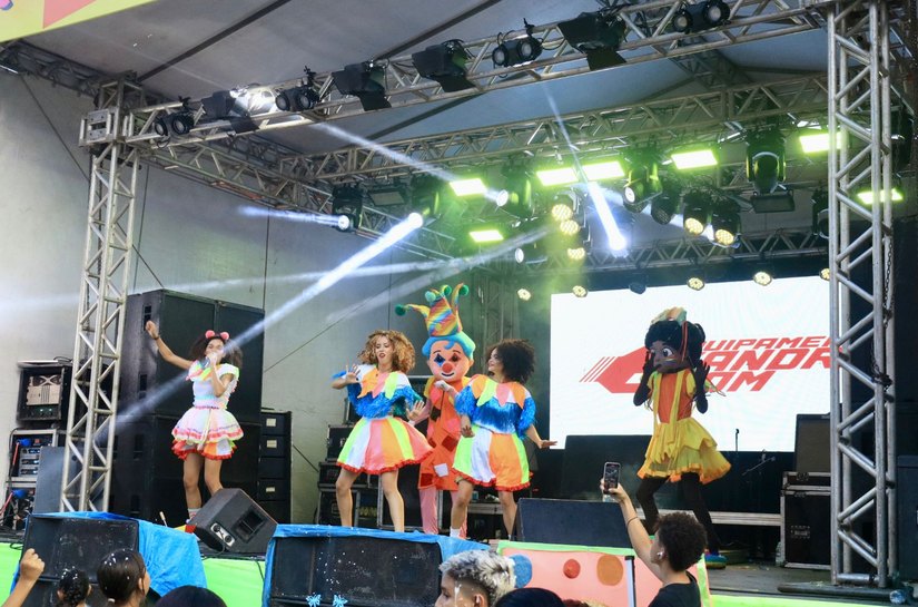 Matinê leva dezenas de famílias para curtir o Carnaval neste domingo (15) em Palmeira