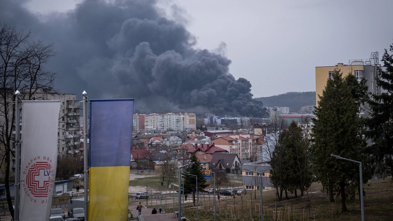 Ataques de drones provocam explosões na cidade ucraniana de Lviv