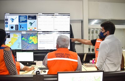 Chuvas: prefeito acompanha trabalho da Defesa Civil em Maceió