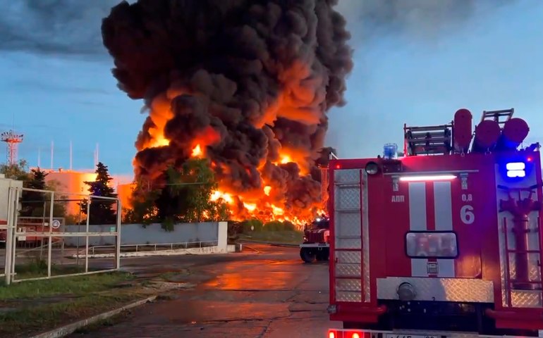 Ataque com drones causa grande incêndio em reservatório de petróleo da Crimeia