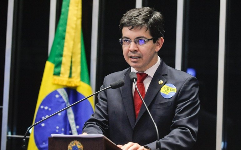 Randolfe diz estar confiante de que regra fiscal será aprovada até junho no Congresso