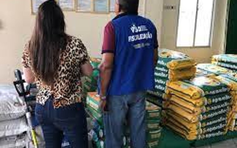 Com alvará vencido, Vigilância Municipal apreende meia tonelada de produtos em supermercado de Arapiraca