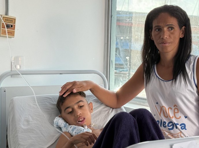 Especialistas no HGE presenteiam criança que há mais de 12 anos não abria a própria boca