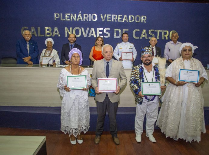 Vereador Dr. Cleber Costa, homenageou oito personalidades com a entrega da Comenda Tia Marcelina