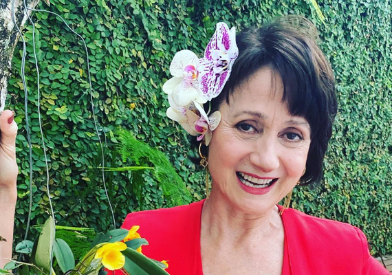 Zezé Polessa fala dos 70 anos e sobre nunca ter se casado no papel: 'Tenho alma solteira'