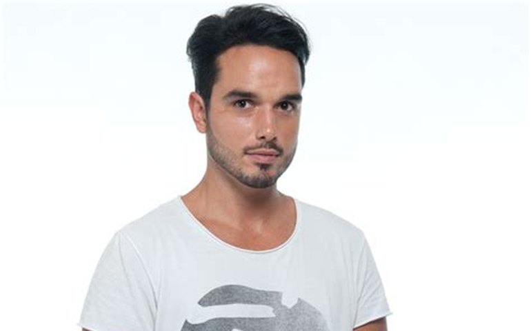 Léo Rosa, ator da Record TV, anuncia que superou câncer: &#8216;curado&#8217;