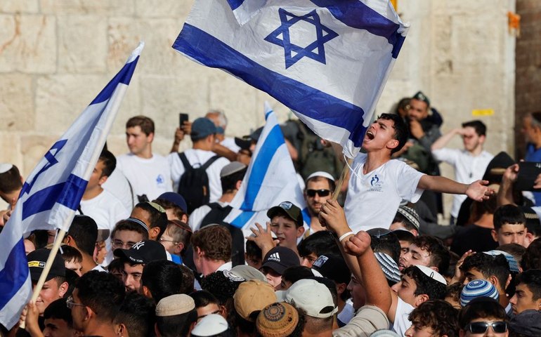Extrema-direita confronta palestinos em marcha anual em Jerusalém