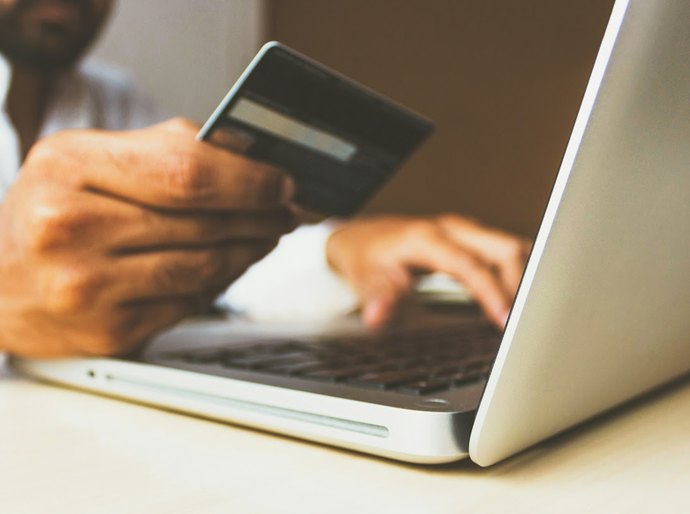 54% compram à noite e 67% já desistiram por falhas online, diz pesquisa