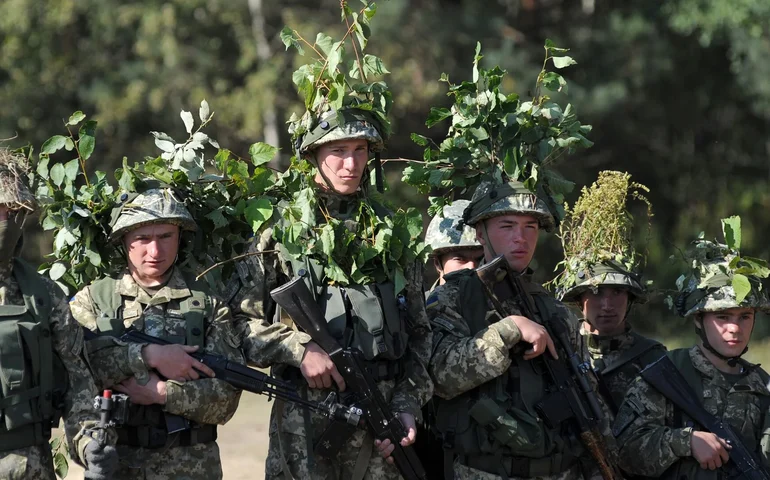 Soldados ucranianos deixam mercenário estrangeiro para trás durante recuo, relata comandante russo