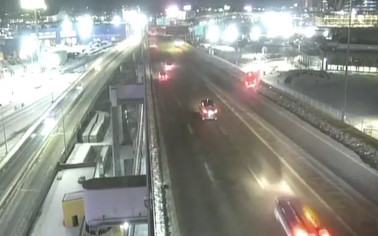 Caminhonete fica pendurada na ponte de Boston após desviar de carro parado