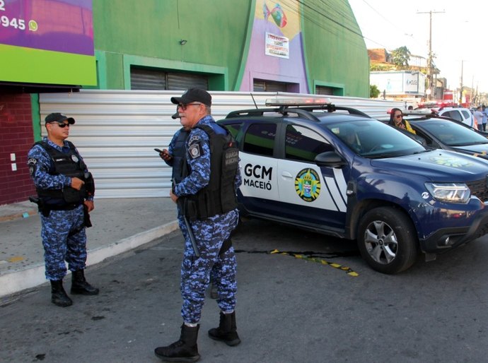 Guarda Municipal presta apoio após parte da cobertura do Mercado de Jaraguá desabar