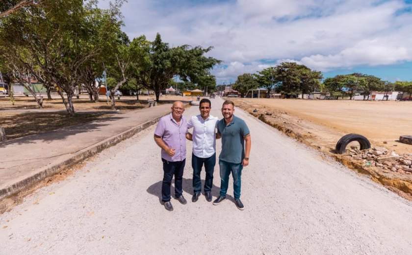 Prefeito em exercício Galba Novaes Netto acompanha obras de pavimentação no Eustáquio Gomes