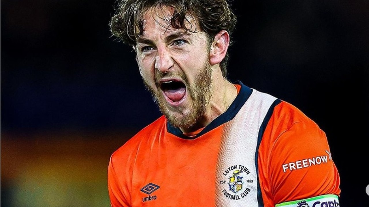 Zagueiro do Luton Town sofre parada cardíaca e desmaia em campo pela segunda vez no ano