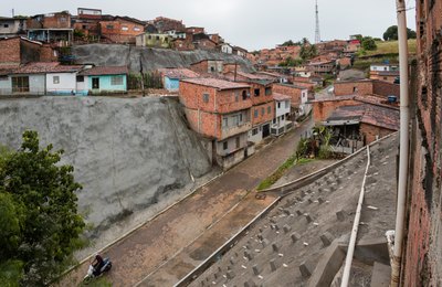 Contenção de encostas transforma a vida dos moradores da Grota do canal 5, no Jacintinho